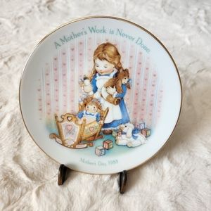 Avon Vintage (1988) Mother's Day Plate, "Mother's Work is Never Done"